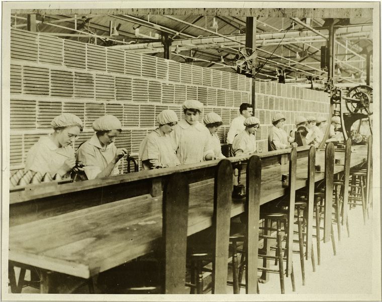 Women munitions workers in Canada